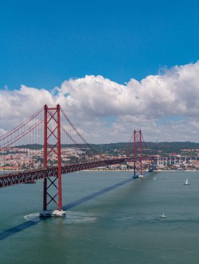 25 de Abril Köprüsü 'nün bir resmi Almada tarafından görüldüğü gibi..
