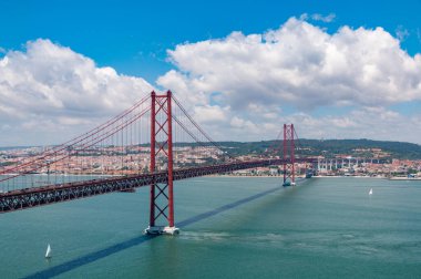 25 de Abril Köprüsü 'nün bir resmi Almada tarafından görüldüğü gibi..