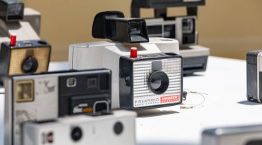 Parque del Retiro 'da geçici bir sergide bulunan eski bir Polaroid fotoğraf makinesi.).