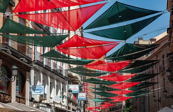 Madrid Bir Caddeyi Süsleyen Renkli Güneşin Bir Resmi — Stok fotoğraf