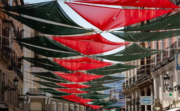 Madrid Bir Caddeyi Süsleyen Renkli Güneşin Bir Resmi — Stok fotoğraf