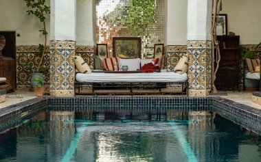 Marakeş 'teki Riad konaklama yerinin havuz salonunun resmi..