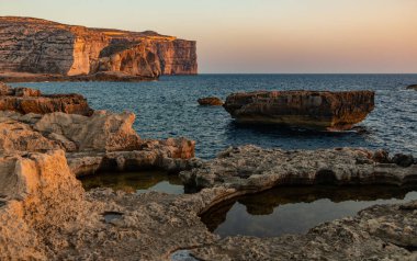 Gozo kıyısındaki kayalık kayalıkların bir resmi..