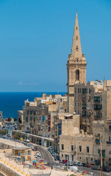 Bild Pauls Anglikanska Katedralens Torn Och Närliggande Valletta Byggnader — Stockfoto