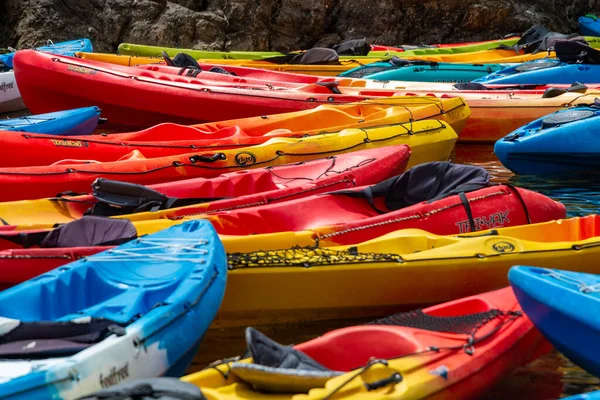 Une Photo Groupe Canots Colorés Reposant Dans Eau — Photo