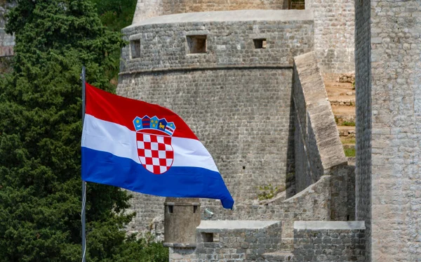 Dubrovnik Eski Kent Duvarlarının Yanındaki Hırvatın Bir Resmi — Stok fotoğraf