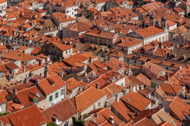 Dubrovnik Eski Kasabasının turuncu çatılarının resmi..