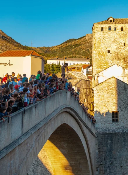 Uma Foto Dos Saltadores Ponte Velha Turistas Próximos Mostar Bósnia — Fotografia de Stock