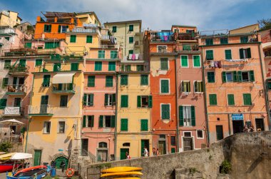 Riomaggiore şehrinin renkli cephelerinin bir resmi..