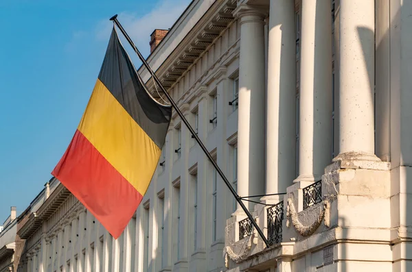 比利时国旗在烈士广场 布鲁塞尔 的照片 — 图库照片