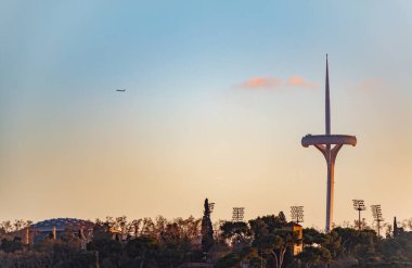 Gün batımında Montjuic İletişim Kulesi 'nin bir resmi (Barcelona).