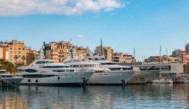 Rıhtıma yanaşmış yatlarla birlikte Port Vell Marina 'nın bir resmi..