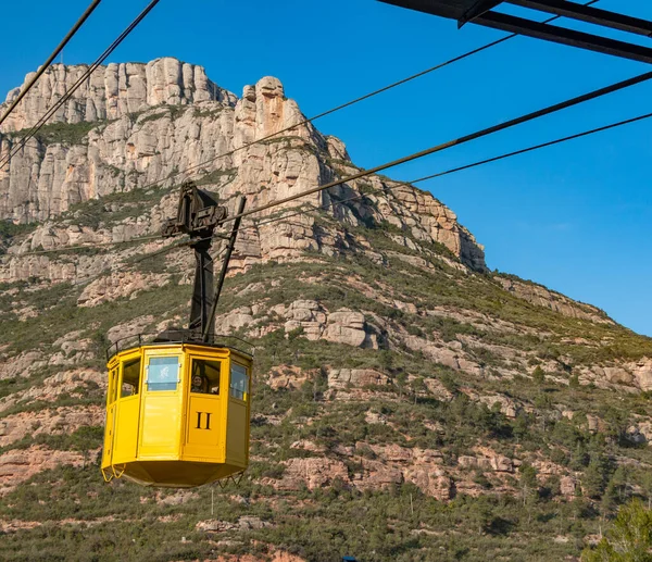 Uma Foto Teleférico Que Leva Pessoas Para Montanha Montserrat Chamada — Fotografia de Stock
