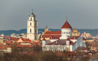 Vilnius siluetini noktalayan birçok kilisenin resmi..