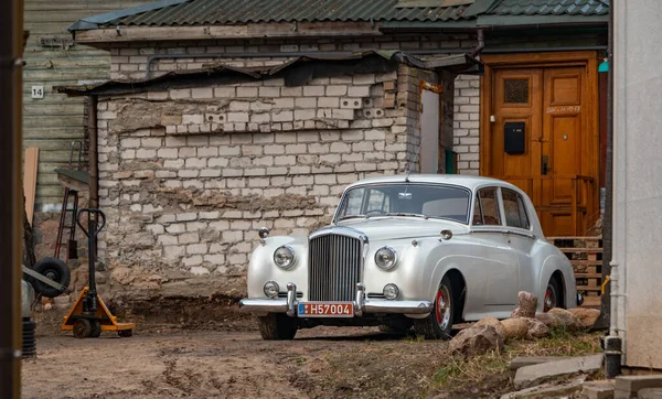 Uma Imagem Clássico Branco Rolls Royce Silver Cloud — Fotografia de Stock