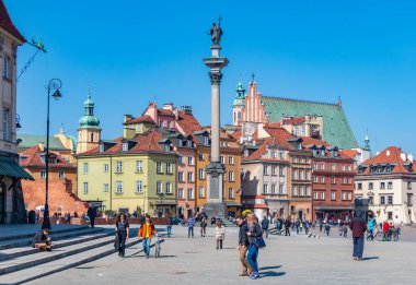 Varşova 'da, Sigismund Sütunu' nun merkezindeki Castle Meydanı 'nın bir resmi..
