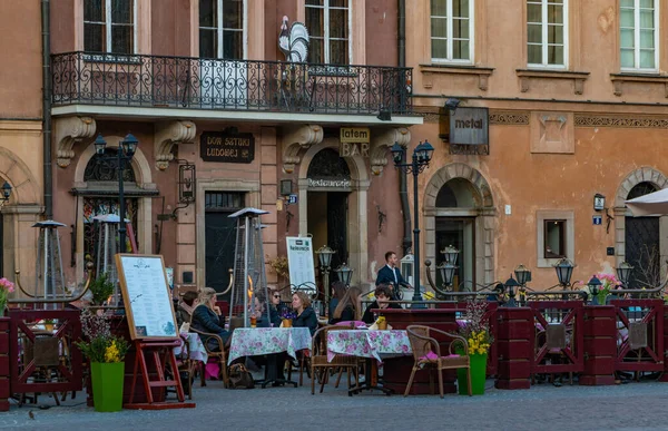 Une Photo Quelques Restaurants Terrasses Dans Vieille Ville Varsovie — Photo