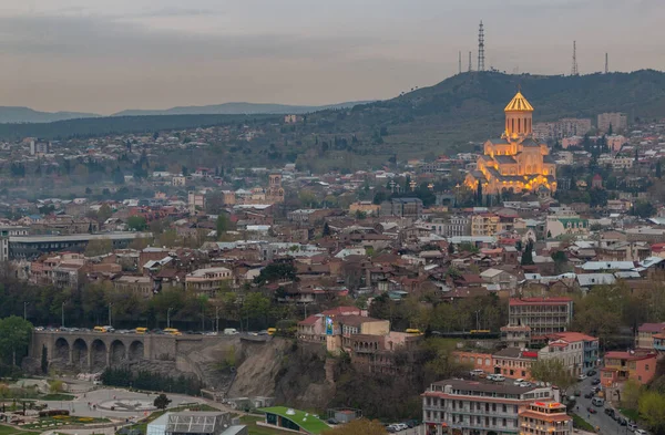 Egy Kép Sameba Katedrálisról Amit Naplementekor Rögzítettek Tbilisziben — Stock Fotó