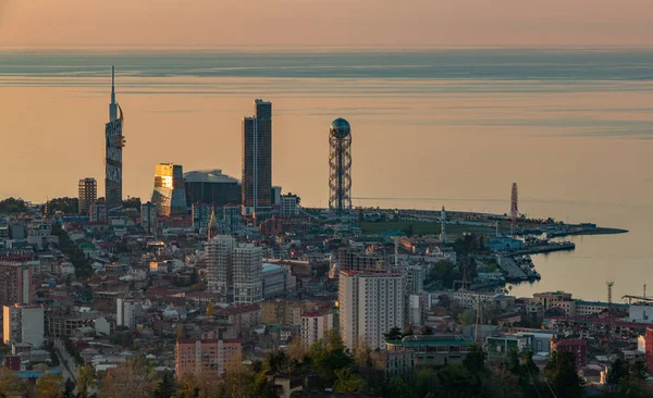 Karadeniz Batum Şehrinin Üzerinde Batan Güneşin Bir Resmi — Stok fotoğraf