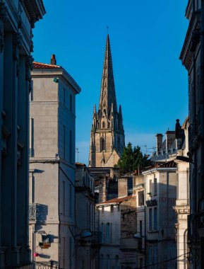 Niort Kilisesi Kulesi 'nin uzaktan görülen bir resmi..