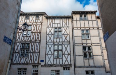 Poitiers 'in yarı keresteli evlerinin bir resmi..