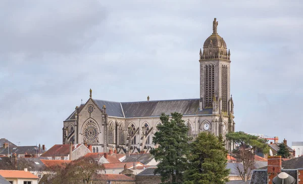 Picture Saint Peter Church Towering Nearby Houses Cholet — Stock Photo, Image