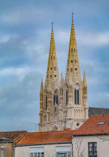 Uma Imagem Das Torres Igreja Notre Dame Cholet — Fotografia de Stock