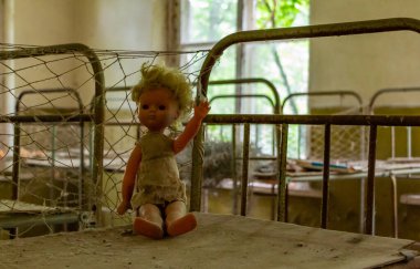 Çernobil yakınlarındaki terk edilmiş bir anaokulunda çekilmiş bir bebek resmi..