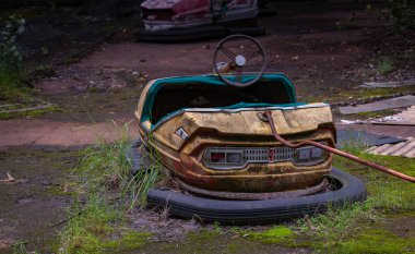 Pripyat Lunaparkı 'nda çarpışan bir arabanın resmi..