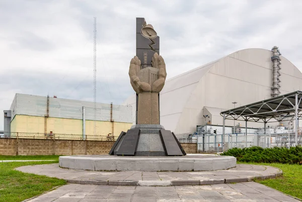 チェルノブイリ原子力発電所前の記念碑の写真 — ストック写真