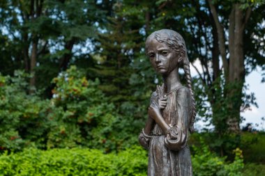 Holodomor Soykırım Müzesindeki küçük bir kızın heykeli..