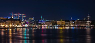 Gamla Stan ve Norrmalm 'ın bir kısmını gösteren Stockholm' ün gece çekilmiş bir resmi..