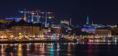 Gamla Stan ve Norrmalm 'ın bir kısmını gösteren Stockholm' ün gece çekilmiş bir resmi..