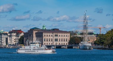 Stockholm 'de iki çeşit teknenin resmi: bir yolcu feribotu ve klasik çelik bir gemi..