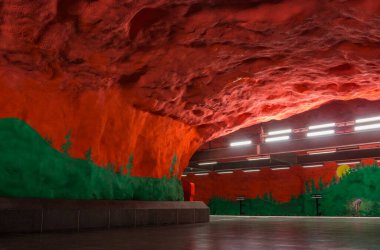 Doğadan esinlenilmiş Solna Centrum metro istasyonunun bir resmi..