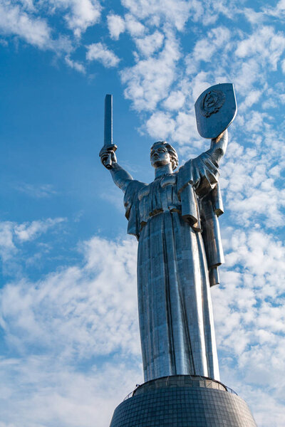 Картина памятника Родине в Киеве.