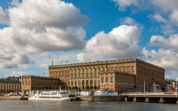 Stockholm Kraliyet Sarayı 'nın kenardan çekilmiş bir fotoğrafı..