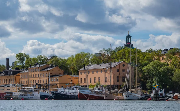 Una Foto Una Fila Barcos Pesca Atracados Estocolmo —  Fotos de Stock