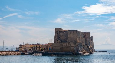 Napoli 'deki Ovo Kalesi Castel Dell' Ovo 'nun resmi..