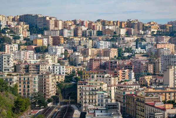 Napoli şehrindeki birçok apartmanın resmi..