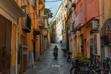 Procida adasındaki bir caddenin resmi..