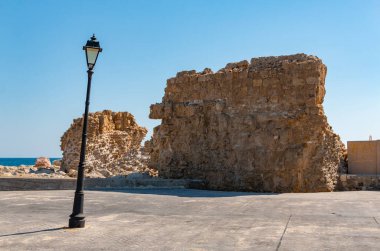 Paphos Ortaçağ Şatosu 'nun yanındaki antik bir kalenin kalıntıları..