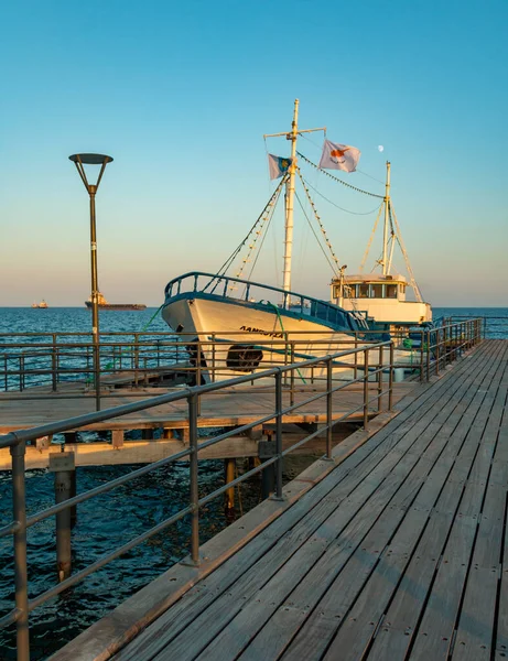 Zdjęcie Łodzi Rybackiej Odpoczywającej Obok Molo Limassol Zachodzie Słońca — Zdjęcie stockowe