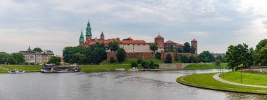 Wawel Kraliyet Kalesi 'nin panorama resmi..