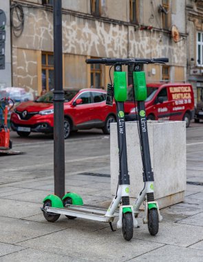 Kaldırıma park etmiş bir grup Lime Eletric scooter 'ın fotoğrafı..