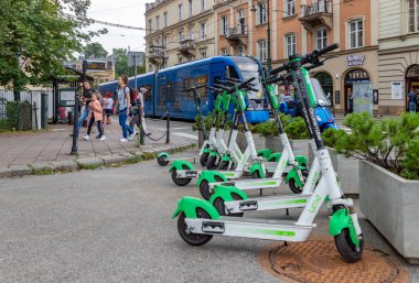 Kaldırıma park etmiş bir grup Lime Eletric scooter 'ın fotoğrafı..