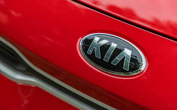 Una Imagen Del Logotipo Kia Coche Rojo — Foto de Stock