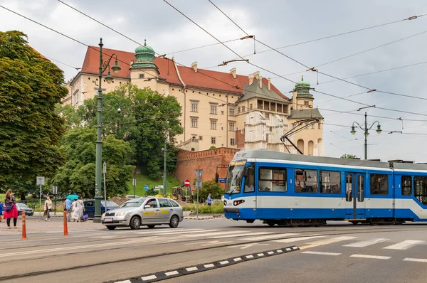 Das Bild Einer Straßenbahn Und Eines Taxis Vor Dem Königsschloss — Stockfoto