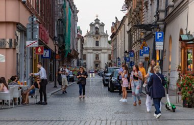 Krakow 'da ana meydanın yanında bir caddenin resmi..