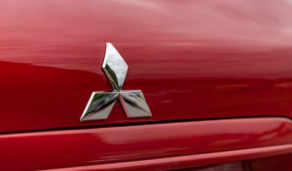 Una Imagen Del Logotipo Mitsubishi Coche Rojo — Foto de Stock